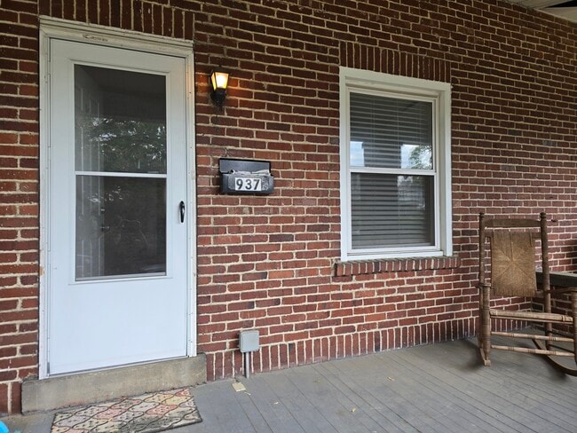 Building Photo - 937 S Poplar St