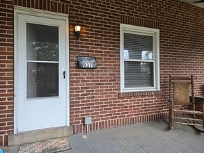 Building Photo - 937 S Poplar St