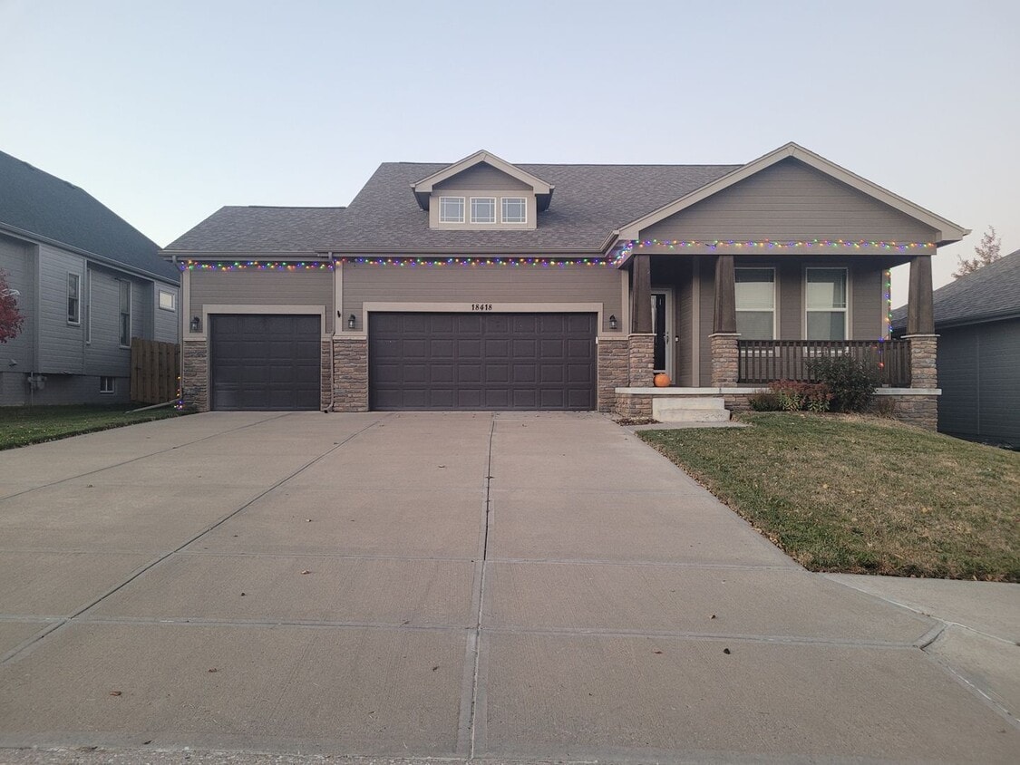 Foto principal - Amazing 4 Bedroom in West Omaha With Acces...