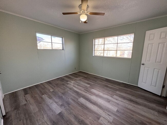 Building Photo - Fresh paint and floor!