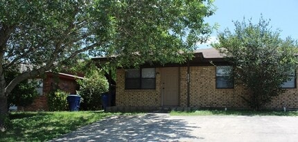 Building Photo - 205 Horseshoe Dr