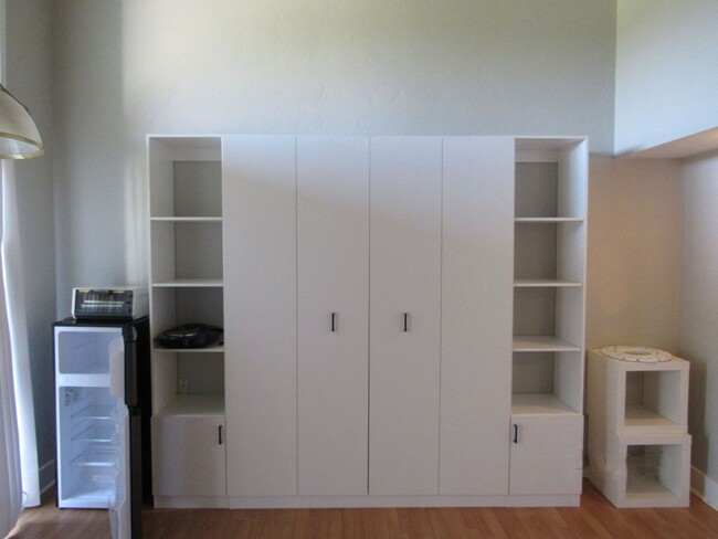 Foto del edificio - Efficiency with Beautiful Views!
