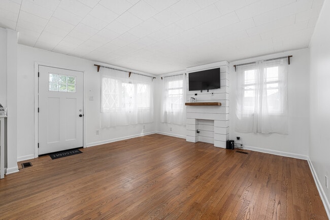 Building Photo - 387 Woodlawn Ave