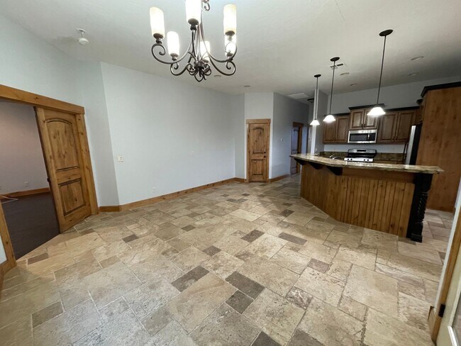Foto del edificio - 3 bed 3 bath home - Located just below The...