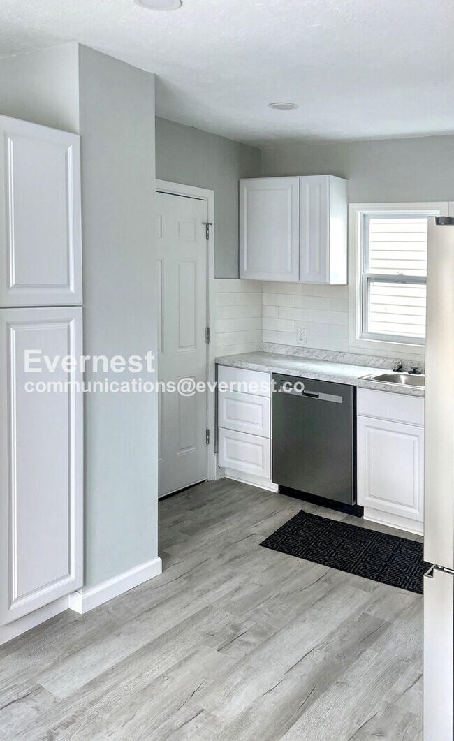 Building Photo - 4 Bed/1 Bath Home with Off-Street Parking / Pet-Friendly / Vouchers Accepted / Available Now!