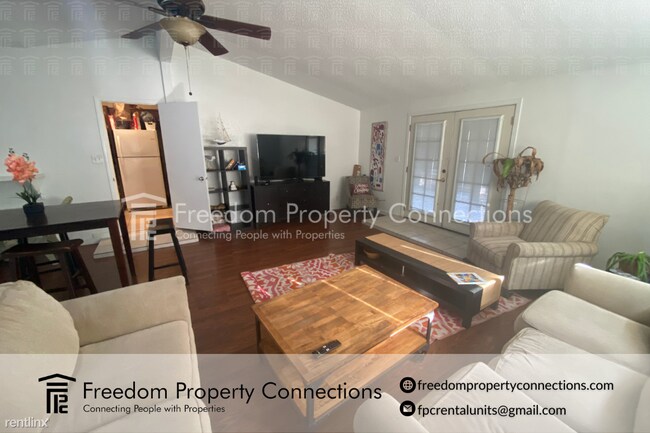 Building Photo - Room for Rent, 1.5 bath Duplex - 3814 Via ...
