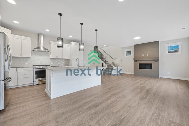 Building Photo - 4 BED & 3.5 SINGLE FAMILY HOUSE FOR RENT