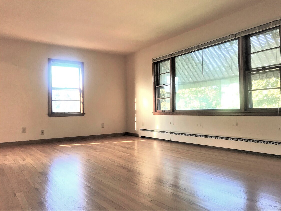 Living Room - 509 Oak St