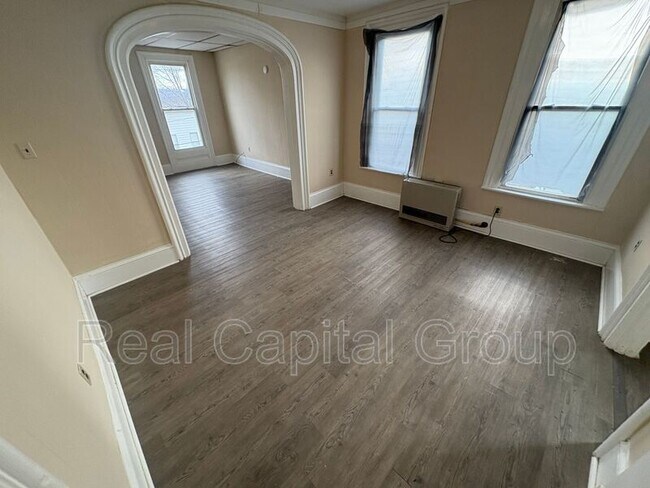 Building Photo - 137 Main St