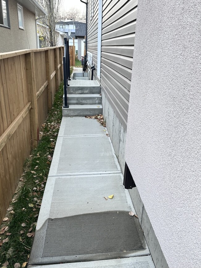 Building Photo - 10428-10147 147 St NW