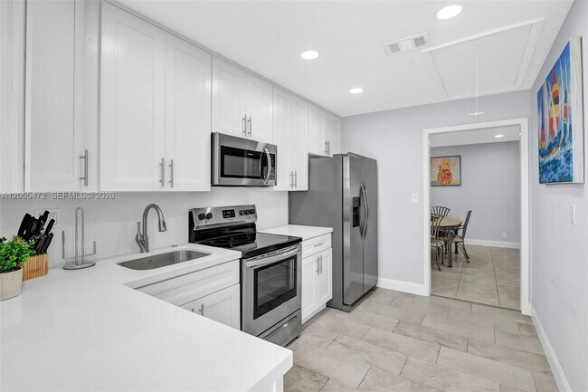 Foto del edificio - 2160 NE 56th St