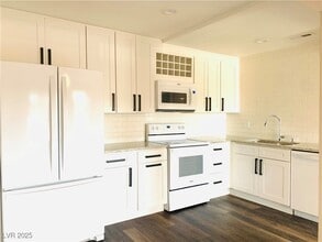 Building Photo - 595 S Royal Crest Cir