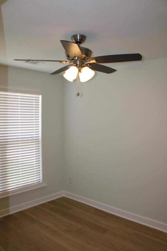 Foto del edificio - 921 Holbrook Dr