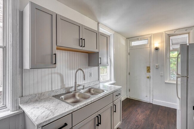 Foto del edificio - Newly Renovated 3 Bedroom, 1 Bathroom Townhouse