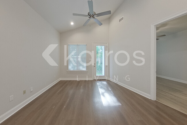 Foto del edificio - 4815 E Dacha Ln