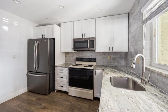 Building Photo - 1450 N Riverside Dr