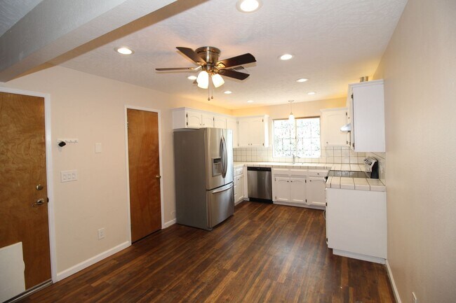 Foto del edificio - Cute NE Fresno Home near SHopping, Schools and Resturants