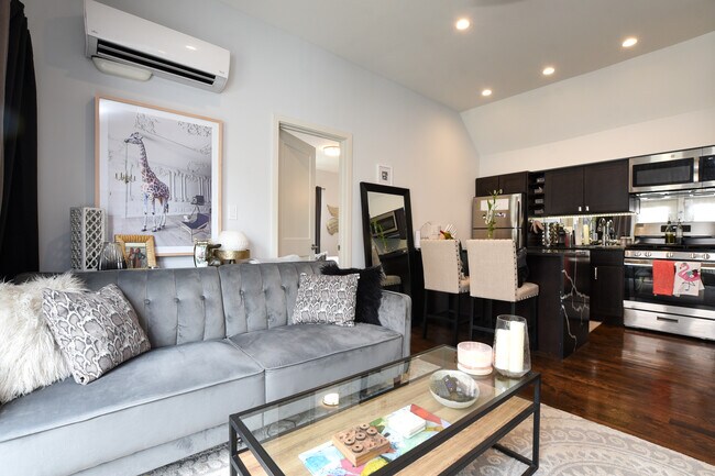 Foto del edificio - 2234 N Western Ave