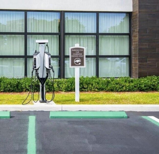 Foto del edificio - 8600 N Sherman Cir