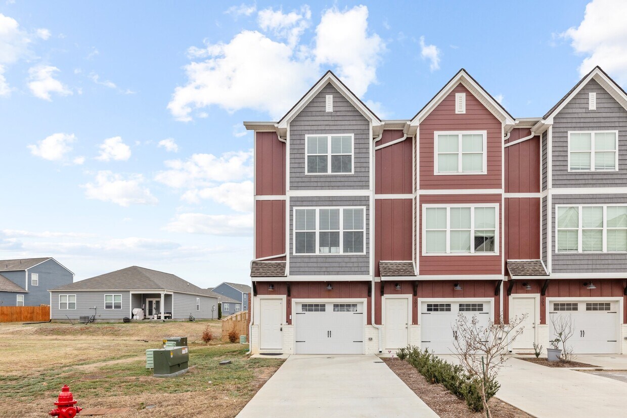 301 Harper Lndg, Chapel Hill, TN 37034 Townhome Rentals in Chapel