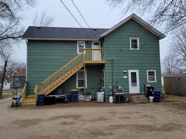 Foto del edificio - Newly refreshed 2 bedroom, 1 bath in duplex. Large yard in quiet neighborhood in Faribault.