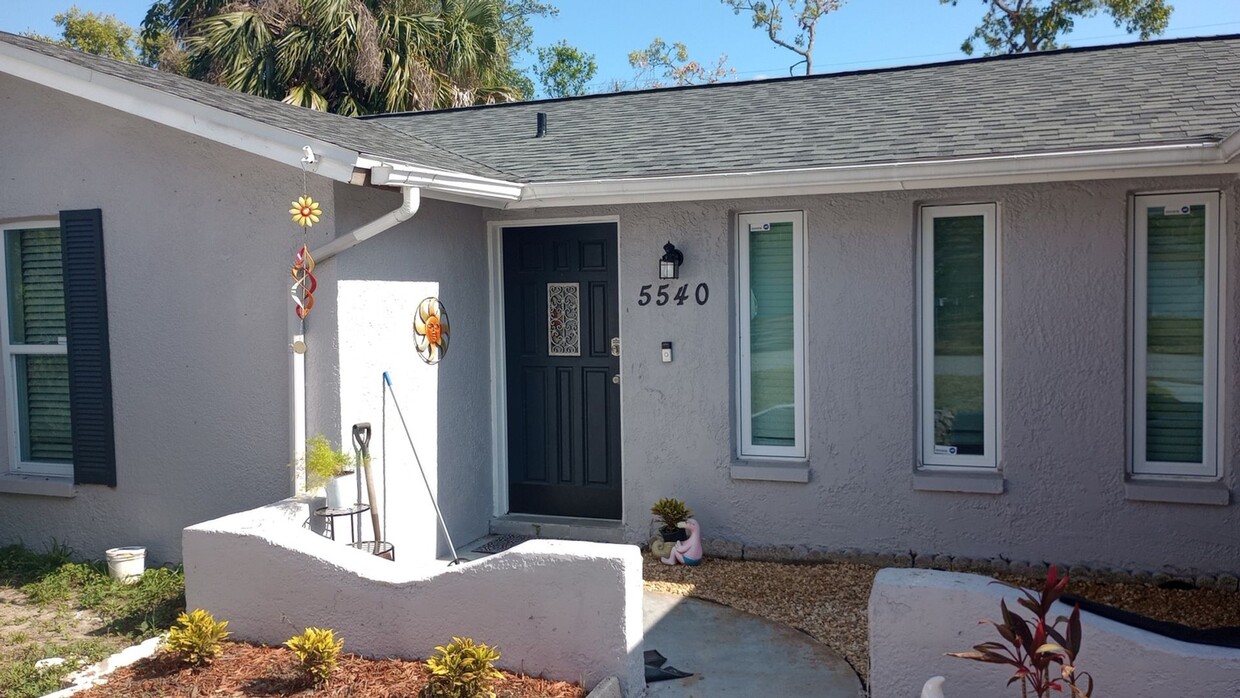 Foto principal - Charming 3BR House in Holiday