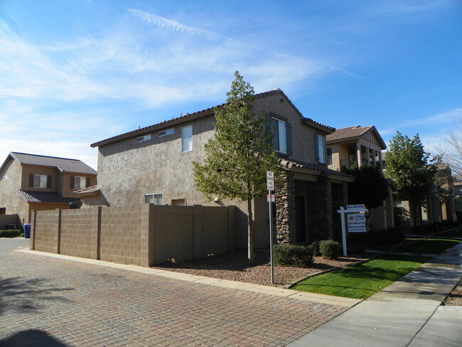 Foto del edificio - 3 bedroom 2.5 bath home - 2 car garage - S...
