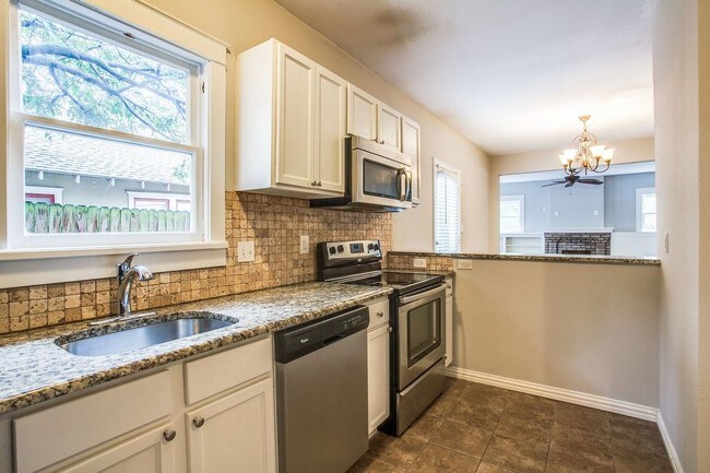 Building Photo - Bishop Arts Beautiful 2 Bedroom