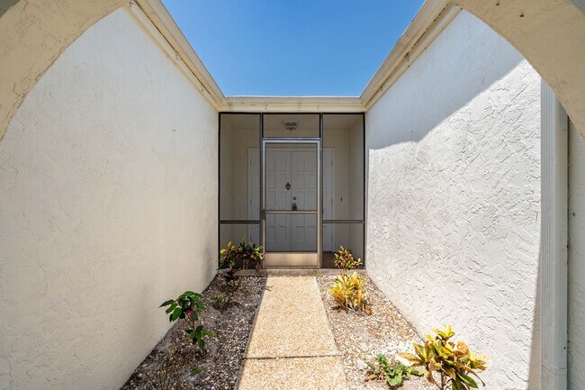 Foto del edificio - RARELY AVAILABLE!  3BED/2BATH POOL HOME FOR RENT-SARASOTA, FL $3195.00