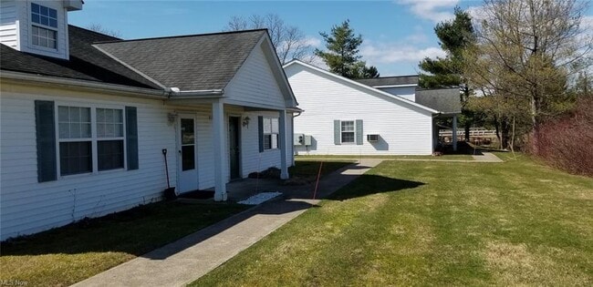 Building Photo - 103 Fairways Dr