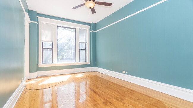 Living Room - 1028 N Marshfield Ave