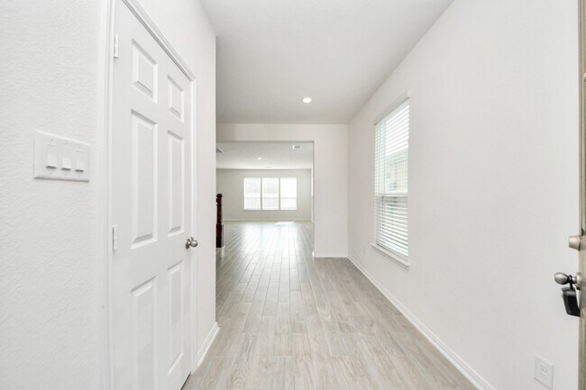 Foto del edificio - 17310 Rock Willow Ln