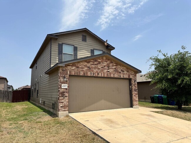 Foto del edificio - Ready for Move In! Spacious 4 bedroom 3 ba...