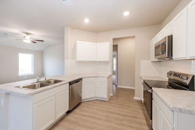 Foto del edificio - New neighborhood - Rural Setting close to City convenience! 3 Bed / 2 Bath in Spring Hill, KS - A...