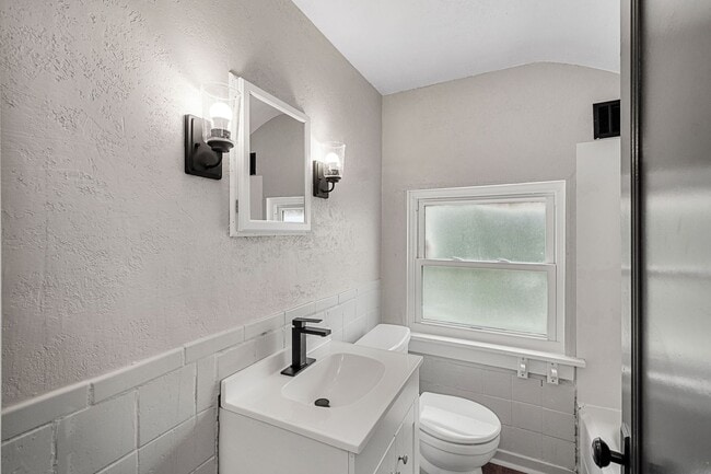 Building Photo - Stunning 2 bedroom home in Penn Avenue available August 1!