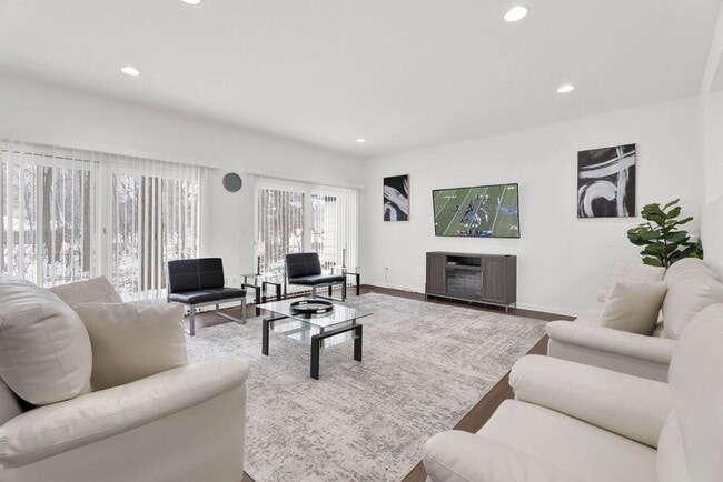 Building Photo - 3BD ROOM RANCH - PRIVATE LOT - FURNISHED - BLOOMFIELD HILLS