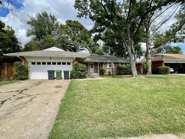 Building Photo - 1205 College Oaks Dr