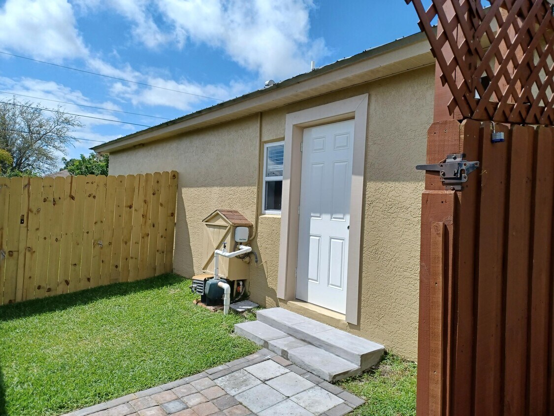 Primary Photo - 1622 SW Crawford Ave