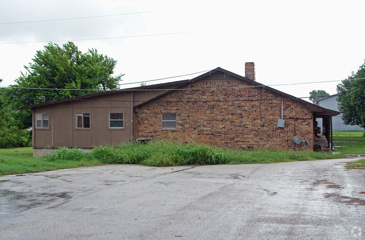 Building Photo - 903 N Main St
