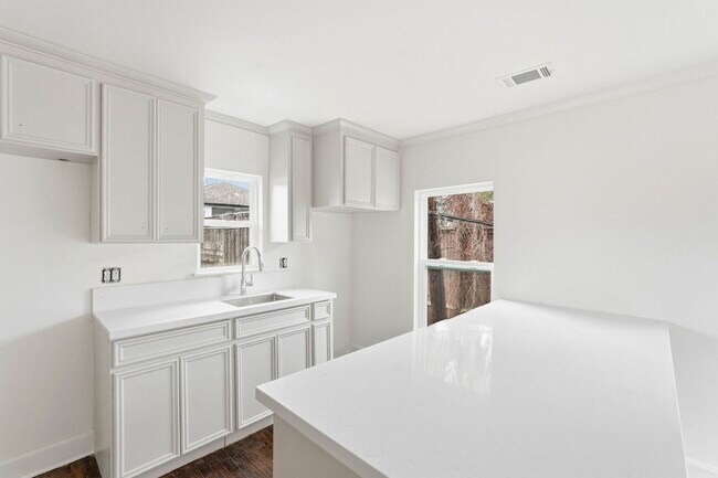 Building Photo - 612 W Alabama St