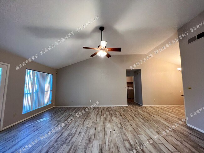Foto del edificio - 3 BEDROOM 2 BATH IN HEART OF CHANDLER WITH...