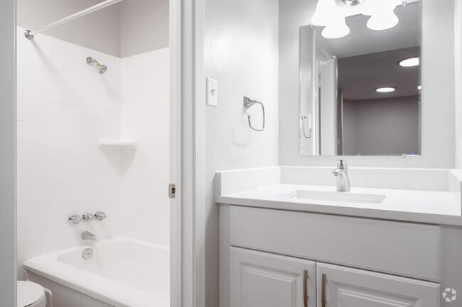 1BR, 1BA 663SF - Shoal Terrace
