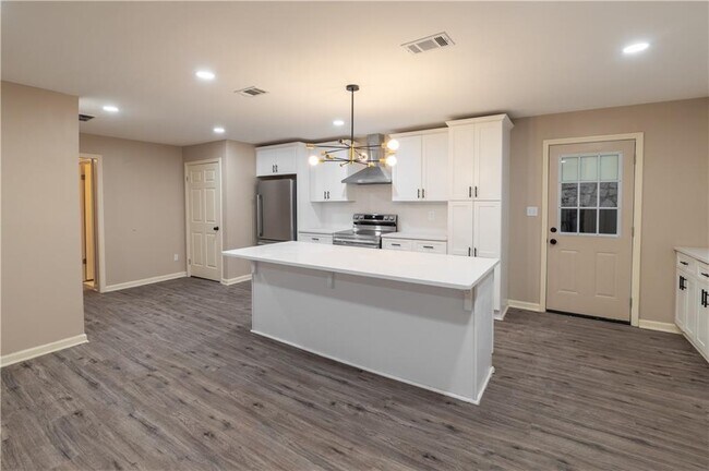 Building Photo - 2431 Crestview Ave