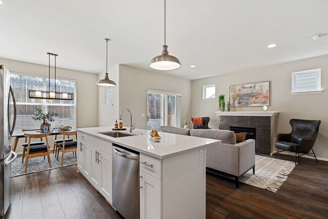 Foto del edificio - 3 Bedroom Townhome In Midtown with Fireplace