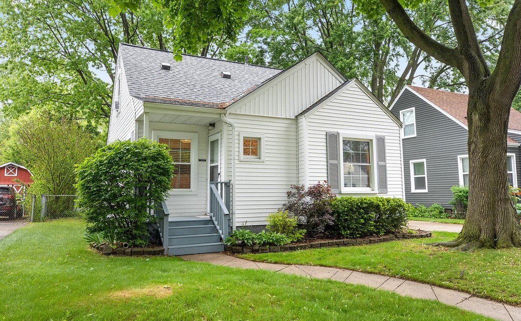 Primary Photo - 551 E Baker Ave