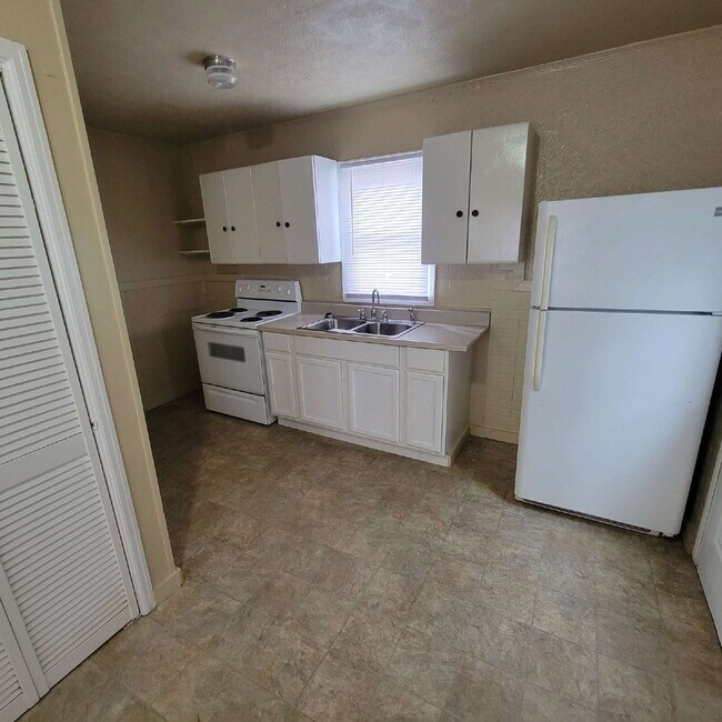 Foto del edificio - 2/1 with garage/workshop combo (has working electricity)