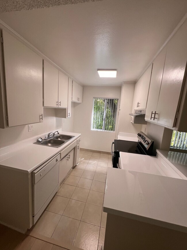 Foto del edificio - 4424 Woodman Ave