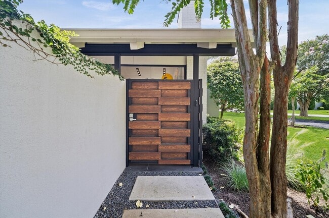 Building Photo - 10 Inwood Oaks Dr