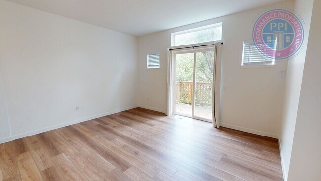 Foto del edificio - Prime Location, Directly Across From Nike Headquarters! Beautiful Townhouse, Two En-Suites, Centr...