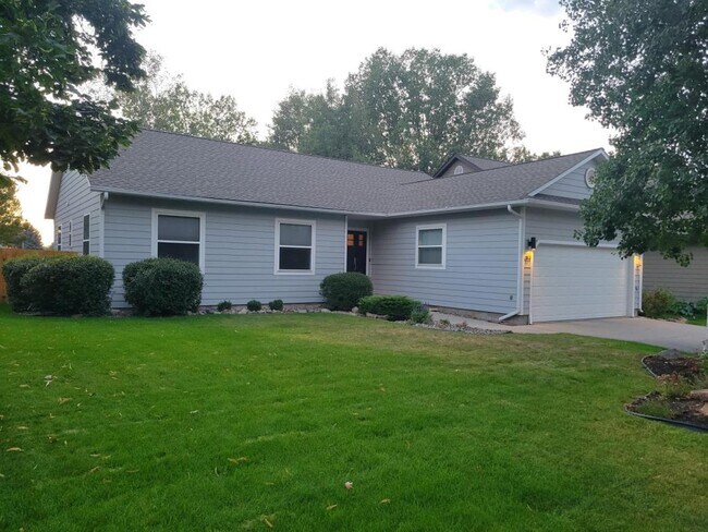 Building Photo - 1101 Woodland Dr